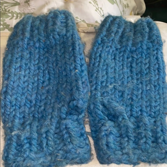 Romanian Hand Knit teal hat and fingerless gloves. - Picture 4 of 8